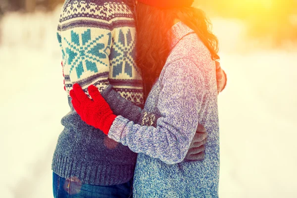 Pareja abrazándose al aire libre — Foto de Stock