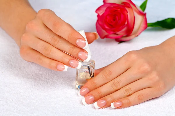 Mooie vrouwelijke handen met Franse manicure — Stockfoto