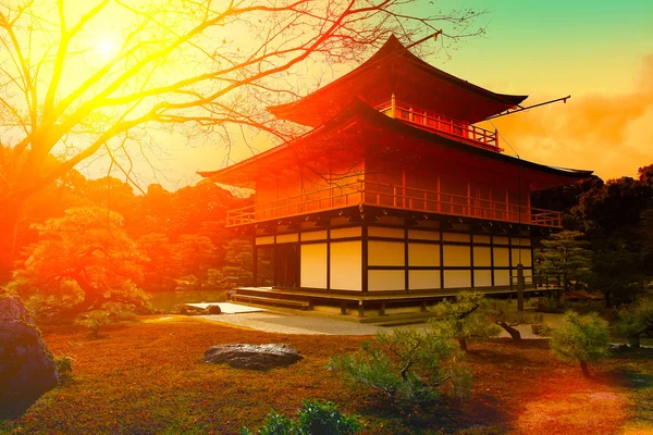 Günbatımı kinkakuji Tapınağı üzerinde