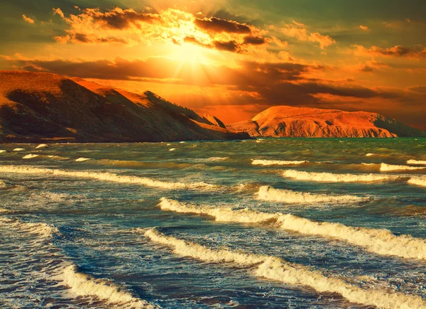 Ηλιοβασίλεμα πάνω από το βραχώδη ακτή — Φωτογραφία Αρχείου