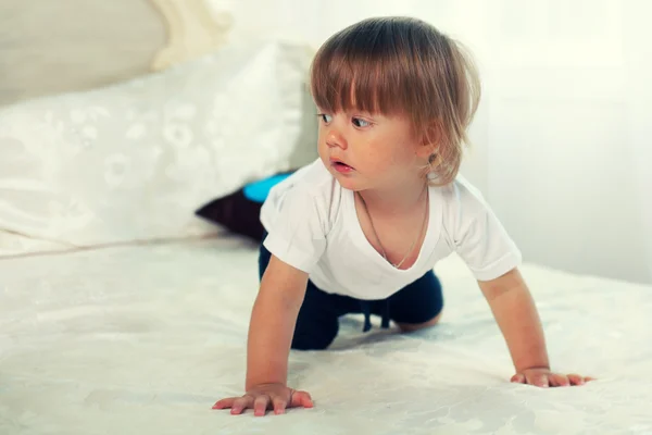 Liten pojke på sängen — Stockfoto