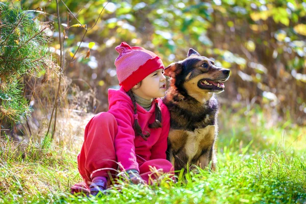 Liten flicka med hund — Stockfoto