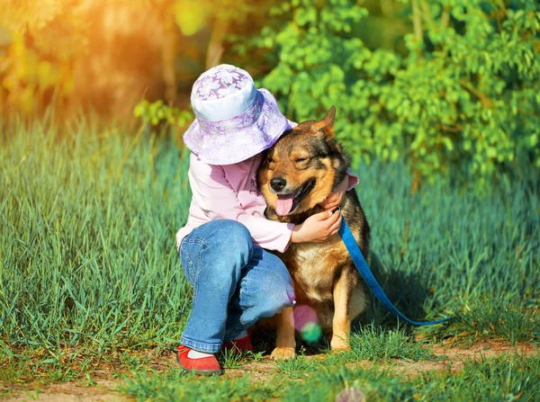 Ragazza abbracciare cane — Foto Stock