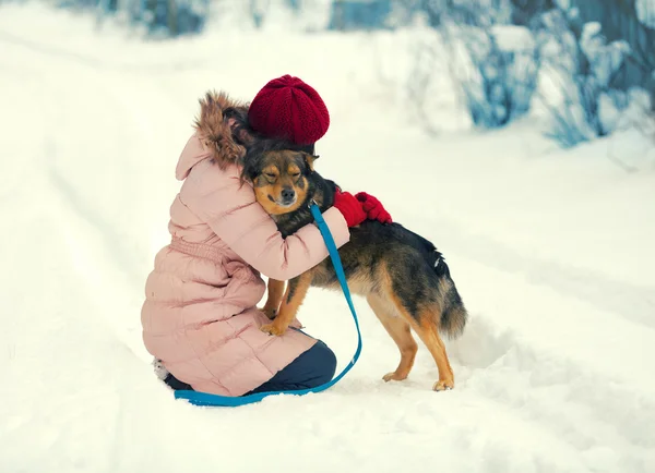 Donna abbracciare cane — Foto Stock