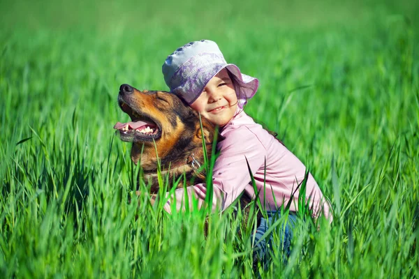 Kız kucaklayan köpek. — Stok fotoğraf