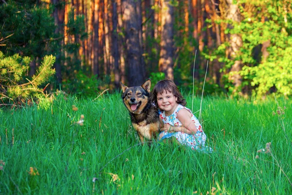 Köpekli küçük kız. — Stok fotoğraf