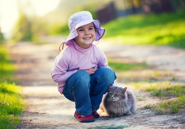 Menina com gato — Fotografia de Stock