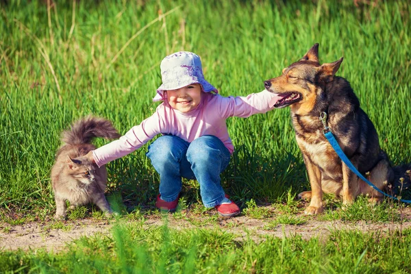 Küçük kızla köpek ve kedi — Stok fotoğraf