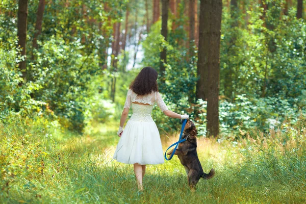 Giovane donna che cammina con cane — Foto Stock