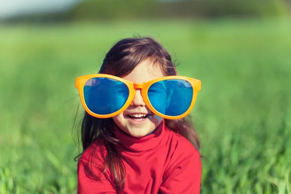 Lilla flickan bär stora solglasögon — Stockfoto