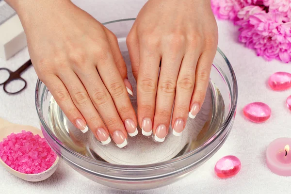 Piękne kobiece strony z Francuski manicure — Zdjęcie stockowe