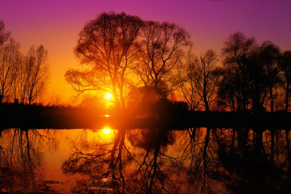 Coucher de soleil sur le lac violet — Photo