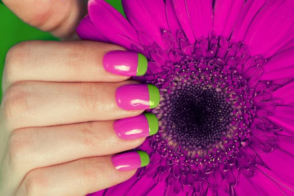Vrouwelijke hand met bi kleur manicure — Stockfoto
