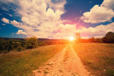 Bulutlu gökyüzü ile güzel gün batımı