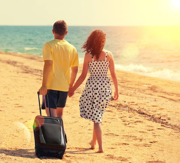 Casal jovem com saco de viagem — Fotografia de Stock