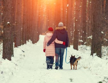 Köpekli genç mutlu çift