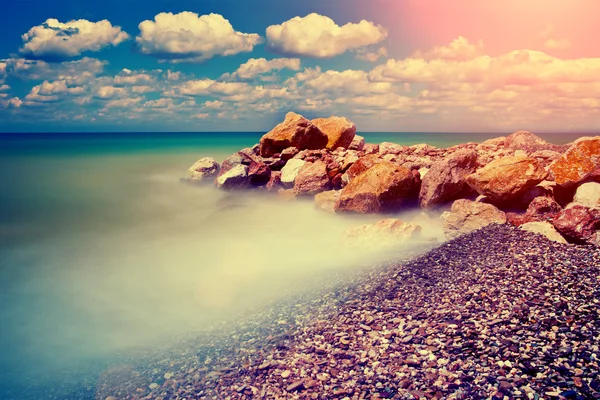 Playa rocosa al atardecer — Foto de Stock