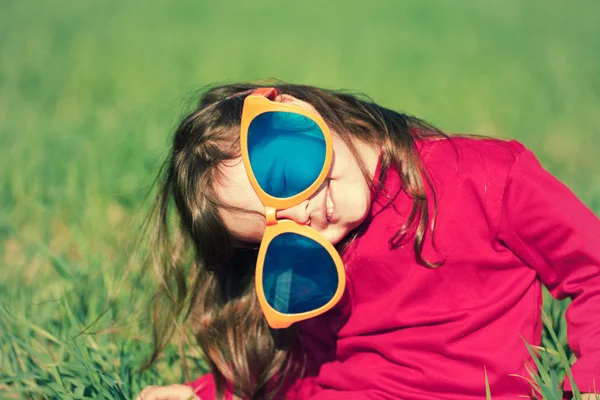 Küçük kız büyük güneş gözlüğü takıyor — Stok fotoğraf