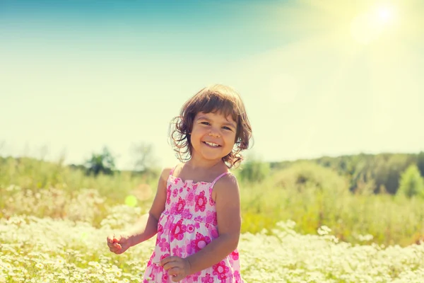 Menina no campo — Fotografia de Stock