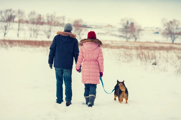 Jeune couple avec chien — Photo