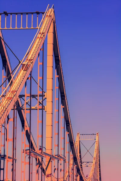 空に沈む夕日に橋 — ストック写真