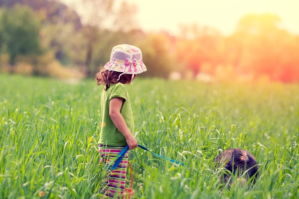 Liten flicka med hund — Stockfoto