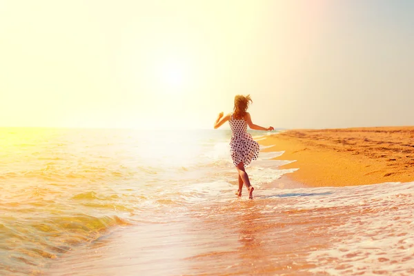 Девушка бежит по пляжу — стоковое фото