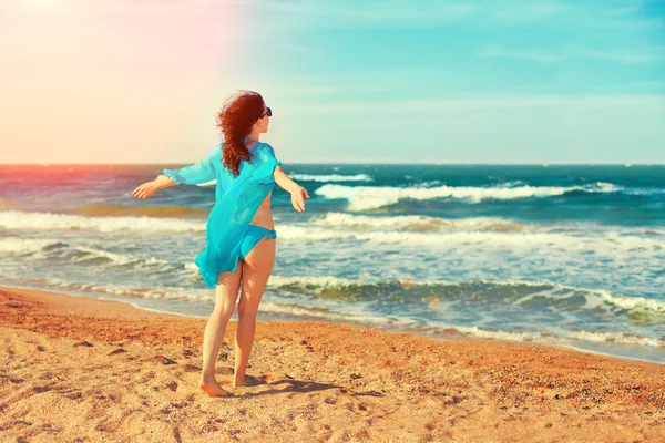 Jovem mulher na praia — Fotografia de Stock