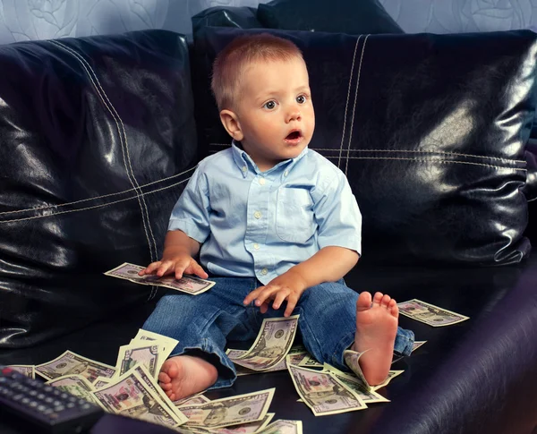 Маленький хлопчик з фальшивими грошима — стокове фото