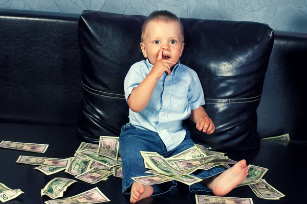 Маленький хлопчик з фальшивими грошима — стокове фото