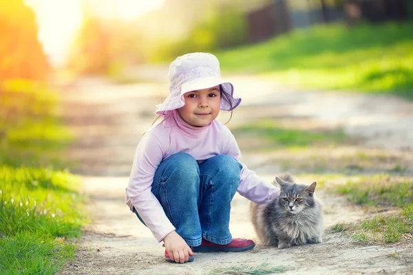 Holčička si hraje s kočkou — Stock fotografie