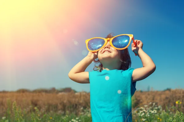 Little girl with big sunglasses — Stock Photo, Image