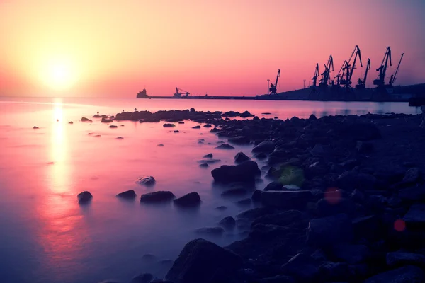 Puesta de sol sobre la playa de piedra —  Fotos de Stock