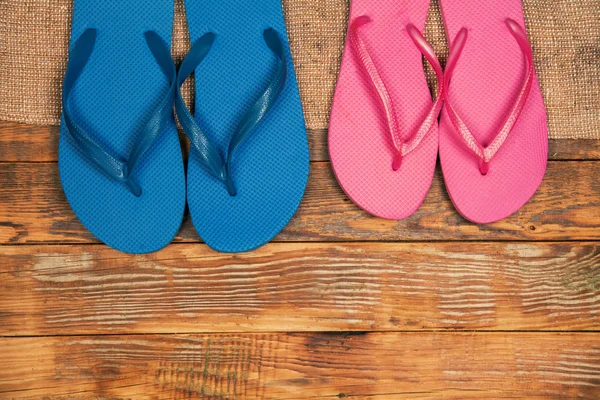 Twee paar flip flop sandalen — Stockfoto