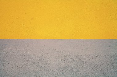 Yarısı boyalı beton duvar