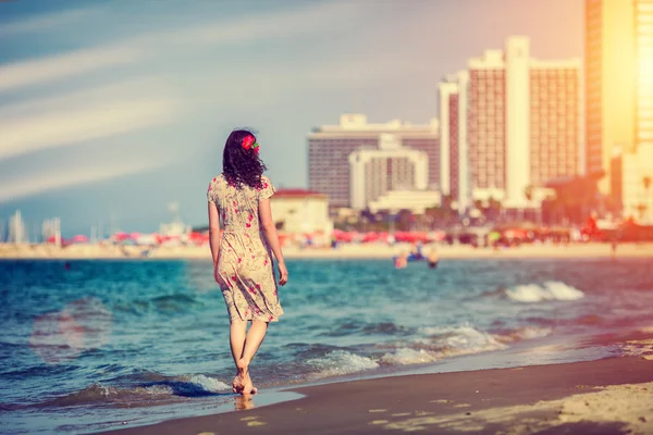 Jeune femme marchant sur la plage — Photo