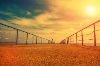 Gün batımında iskele