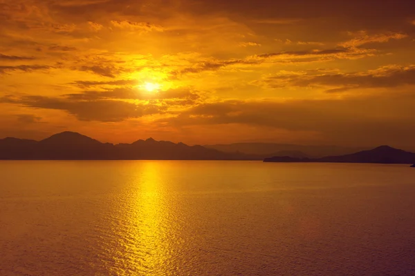 Nascer do sol sobre o mar — Fotografia de Stock