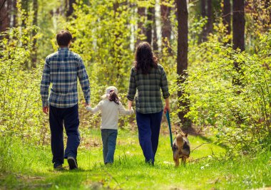Aile ile ormanda yürüyüş köpek