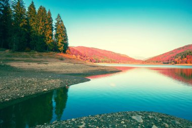Sonbaharda yansıması olan güzel dağ gölü