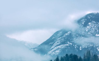 Bulutların üstündeki dağ sırtının muhteşem manzarası.