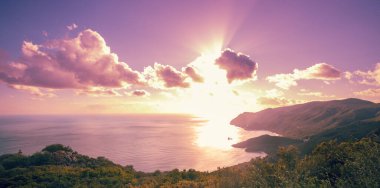 Gün batımında kayalık deniz manzarası. Creiro plajı. Dağ kıyılarının panoramik manzarası. Portinho da Arrabida, Setubal bölgesi, Atlantik Okyanusu, Portekiz