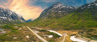 Slettvikane 'deki bir dağ manzarası. Slettvikelva Nehri, Ulusal Park İstasyonu yakınlarında. Trol Bayramı 'na giden yol. Güzel doğa Norveç. Yatay Pankart