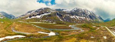Slettvikane 'deki bir dağ manzarasının panoramik görüntüsü. Ulusal Park İstasyonu yakınlarındaki Longfjellva nehri. Trol Bayramı 'na giden yol. Güzel doğa Norveç. Yatay Pankart