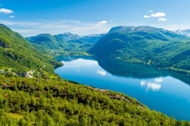 Roldal köyüne doğru Roldalsvatnet Gölü 'nün havadan görüntüsü. Horda, Norveç