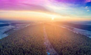 İnanılmaz sisli bir sabah. Orman ve tarlaların üzerinde gün doğumu. Sabah kırsal kesimde. Drone görünümü