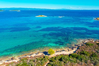 Güneşli bir günde deniz manzaralı güzel bir körfez. Yukarıdan bak. Vourvourou, Yunanistan, Avrupa