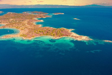 Güneşli bir günde deniz manzaralı güzel bir körfez. Vourvourou, Yunanistan ve Avrupa yakınlarındaki Diaporos adasından manzara