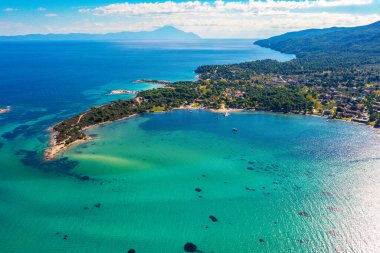 Güneşli bir günde deniz manzaralı güzel bir körfez. Yukarıdan bak. Vourvourou, Yunanistan, Avrupa