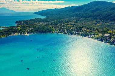 Güneşli bir günde deniz manzaralı güzel bir körfez. Yukarıdan bak. Vourvourou, Yunanistan, Avrupa